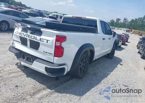 2021 Chevrolet Silverado 1500 2Wd Double Cab Standard Bed Custom z USA, uszkodzony, nr VIN 1GCRWBEK2MZ301480